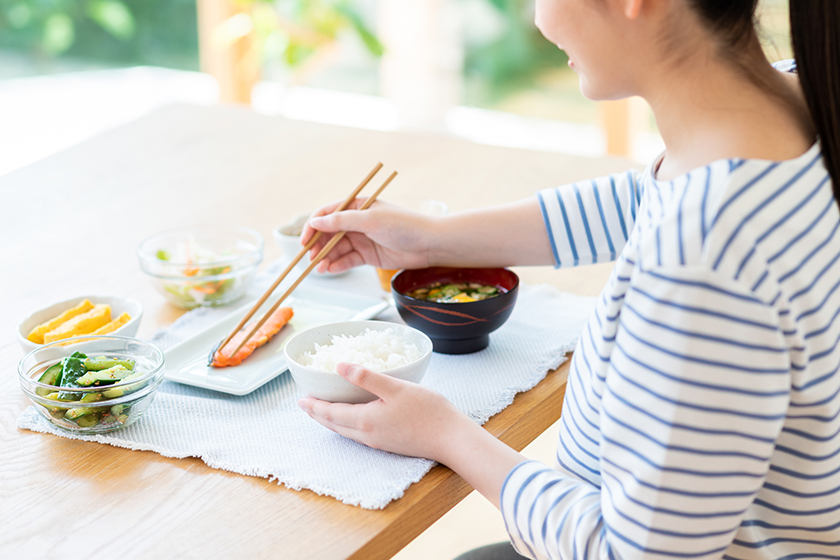 和食を食べる女性の画像