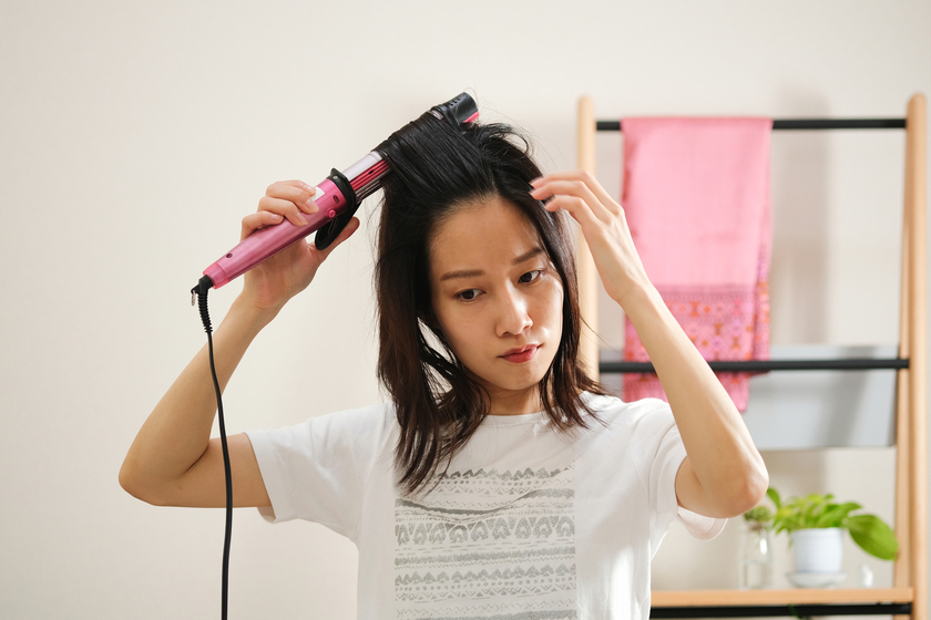 ヘアアイロンをしている画像