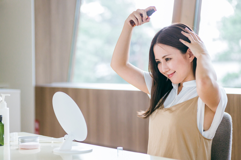 ヘアスプレーをしている画像