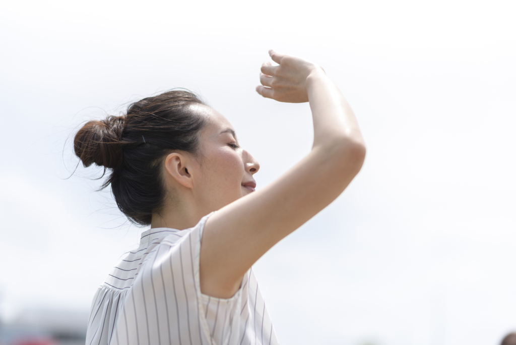 外で日が当たっている女性の画像