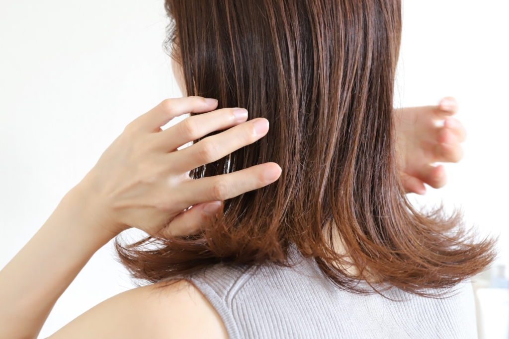 ヘアケアをする女性