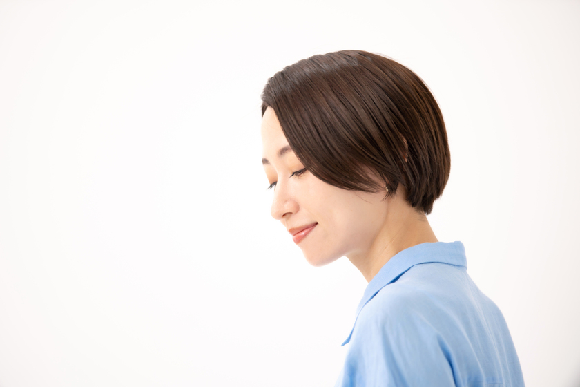 ショートヘアの女性の画像